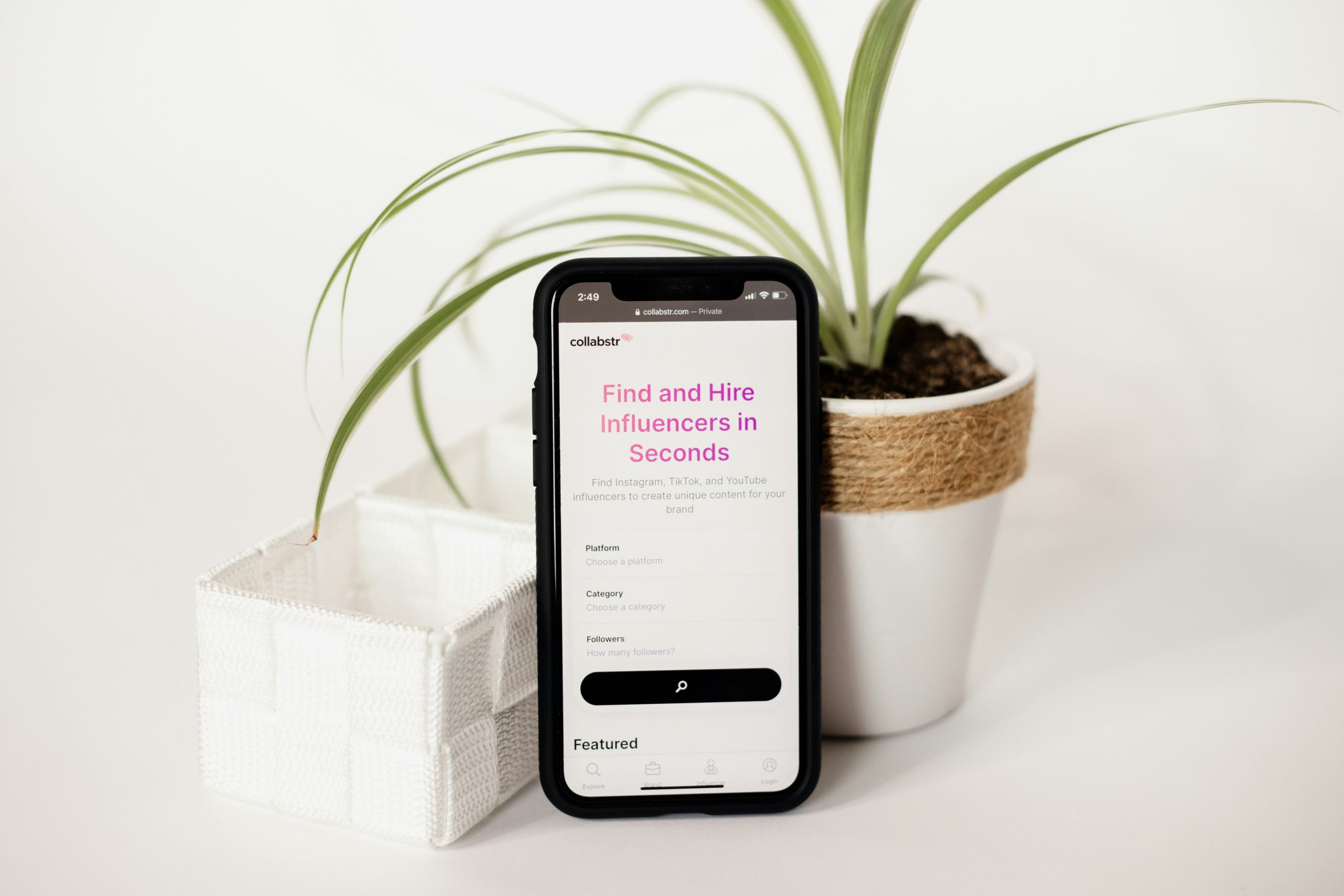Platformă de marketing cu influenceri pe smartphone — strategie de conținut pentru creatori români în campanii autentice 2026