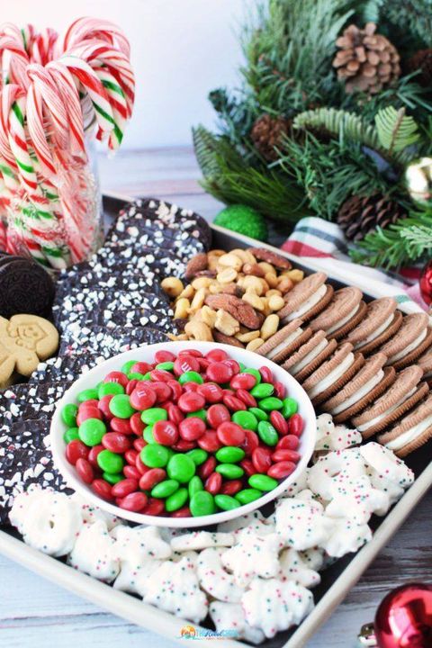 Looking for an easier way to make Christmas Dessert delicious? Make this No Bake #Christmas Cookie Charcuterie Board and skip the oven! https://buff.ly/39ApDTk
