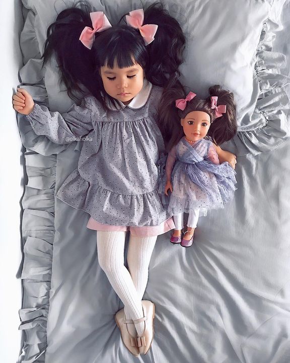 Big doll and small doll🥰😆
This @designafriendofficial doll had different outfit but Lily decided she need one of the @agirlforalltime dresses😆
Does your daughter love playing with dolls too?
————
Outfit @petitbiscuit.handmade
Hair bows @oliliadesigns
Shoes @ageofinnocencebrand
———
.
.
.
.
.
#sleepingbaby #matchingwithdoll #sweetgirl #momblogger #unitedkingdom #cutest_kiddies #kidzfashion #postmyfashionkid #olkafiolka
