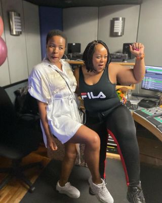 If you don’t have this face when dancing then you are not doing it right 😗🤣 thank you Carol for making our mornings full of smiles @radio2000za do great @eastcoastradio ✌🏽 you are a true Queen #micqueen