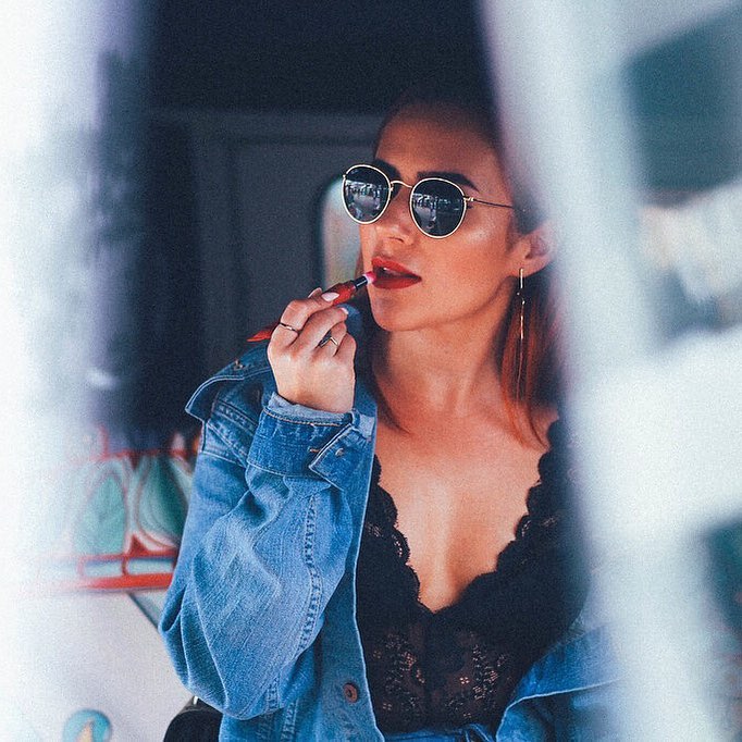 A little touch up in between shots 💋 // 📸: @thtvisuals #thefashionbiblemiami