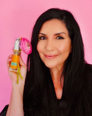 #ad Dolls let’s talk skincare. This year I turned 51, protecting my skin from dryness and fine lines is important to me.  I have been using @algenist Genius Liquid Collagen in my skincare routine for over a year. Here is what I have noticed since incorporating it in my routine:⁣
▪️Diminished the look of fine lines and wrinkles. ⁣
▪️Hydrated skin.⁣
▪️Softer skin.⁣
▪️Improved skin texture.⁣
⁣
How To Use:⁣
▪️After cleansing and toning, apply to entire face abs neck. For optimal results , follow with moisturizer. ⁣
▪️A few drops goes a long way.⁣
⁣
Safe on the following skin types:⁣
✔️ Normal⁣
✔️Oily ⁣
✔️Combination ⁣
✔️Dry ⁣
✔️Sensitive⁣
⁣
I love how smooth my skin looks and feels. ⁣💕
⁣
Head to my stories to see how I apply @algenist Genius Liquid Collagen to my skincare routine. ⁣
⁣
You can purchase this product @sephora ⁣ or this link:
https://click.linksynergy.com/fs-bin/click?id=wPNDyxG2PZU&offerid=675628.10006775&type=3&subid=0