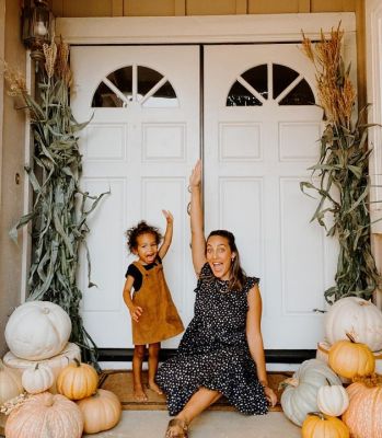 photo shoot directed by lulu 😭🤣we decorated our front porch with some pumpkins and corn husks we picked up from the pumpkin patch and i love how it turned out 🌾🍂