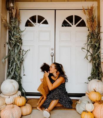 photo shoot directed by lulu 😭🤣we decorated our front porch with some pumpkins and corn husks we picked up from the pumpkin patch and i love how it turned out 🌾🍂