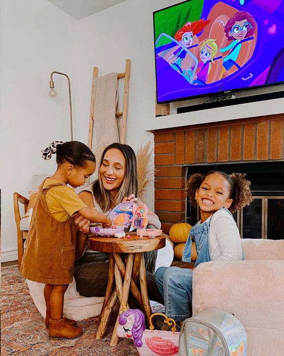 raise your hand if you were Polly Pocket obsessed when you were a kid 🙋🏽‍♀‍#ad i’m so glad (and slightly jealous) that my girls get to experience the magic of both Polly Pocket toys AND the show on Netflix. season 2 just dropped TODAY so i know what our girls day together is going to consist of! #PollyPocket @mattel