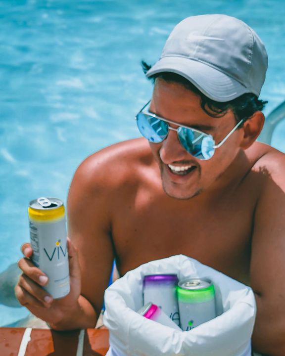 VIVE-ing la vida loca 💁🏽‍♂️😎

These yum seltzers are keeping me fresh and cool this summer. I’m really liking @viveseltzer low cal, low sugars and gluten-free flavors. They’ve been keeping me refreshed during these perfectly hot summer days 😎🔥

What’s your summer drink of choice?