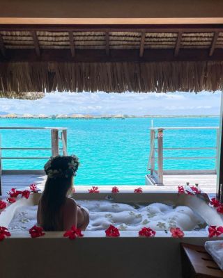 Those who know me know that I love baths 🛀 and even more with this view 😍🌊💙 @fsborabora 🇵🇫 / Los que me conocen saben que amo los baños en tina 🛀 y que mejor que con esta vista 😍🌊💙 @fsborabora 🇵🇫.
.
#fourseasonsborabora #fourseasonsresort #fourseasons #borabora #boraboraisland #boraborabora #boraborafrenchpolynesia #frenchpolynesia #polinesiafrancesa #polynesiafrancesa #bath #flowerbath #bathwithaview #travel #lasaventurasdealexa