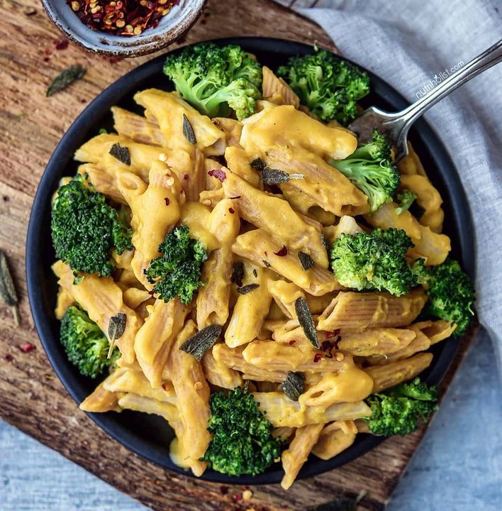 Creamy Butternut Squash Pasta with Steamed Broccoli & Crispy Fried Sage 🧡
.
This one's for all you pasta lovers out there who want to eat healthier, more nutritious meals 🙌🏼 Can you believe there are 2 vegetables hidden in that thick creamy sauce? I promise you it tastes absolutely delicious 😋
.
🔸️1 small roasted butternut squash (around 3 cups).
🔸️1 cup roasted cauliflower.
🔸️1 tablespoon organic miso.
🔸️1 tablespoon lemon juice.
🔸️1 and 1/2 cups water.
🔸️Sea salt, black pepper & chili flakes, to taste.
.
Cut the squash in half, scoop out the seeds, and place it in the oven (cut side down) with the cauliflower florets and stems. Drizzle a bit of avocado oil if you want (it will be more delicious) or skip the oil and just season with a bit of salt and pepper. Roast at 400F until the edges brown and the squash flesh becomes soft (around 20 minutes or longer depending on the size of squash). Peel the squash skin and throw them into the blender with the rest of ingredients and blend until smooth. Pour over and mix with your favorite pasta (I used #glutenfree #organic brown rice, quinoa, amaranth & corn penne). Add more veggies if you want (steamed broccoli, mushrooms, roasted pepper, etc). Top with sage leaves sauteed in a bit of avocado oil until crispy for extra decadence 🤗