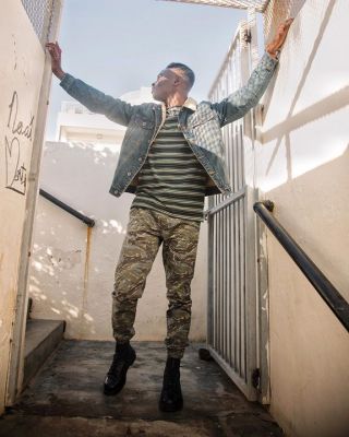 Do you believe you get energy from the way you dress ?

➡️
#cottononcrew 
📸@gidion_felix  @ Cape Town, Western Cape