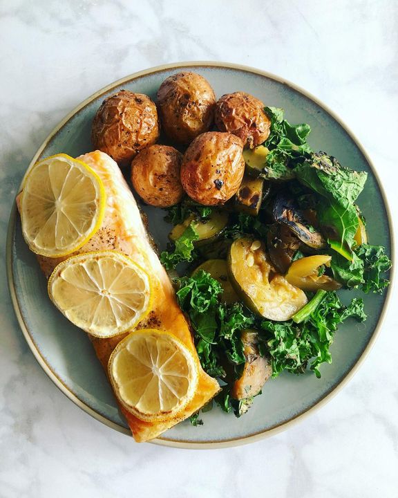 Winner, winner, SALMON dinner 🥇🍣 (let’s pretend that’s baked salmon, shall we? kthanks 😛) This BAKED LEMON SALMON with sautéed kale + zucchini and air-fried potatoes was heavenlyyy after a super long day getting things done. 🙌
.
I try to incorporate salmon into our meals at least once a week for the healthy omega-3 fats. That’s #brainfuel you guys! 🧠 The rest of the time we eat chicken or turkey, with the occasional red meat. 🥩 As much as my body thrives off routine, it’s nice to change it up every now and then (esp around my cycle 🙃).
.
#whatsonmyplate :
• baked lemon salmon, seasoned with pink salt + pepper, topped with thinly sliced lemon, and placed in a COLD oven before setting to 325F for ~20 min
• @naturesgreens organic kale + leftover zucchini
• air-fried baby red potatoes (recipe’s in my “meal prep” highlight bubble!)
.
Hope you’ve all had a great day! 💚
.
#fitncleanmama #eatrealfood
