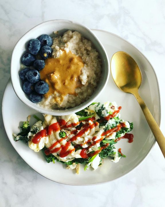 Who else just CAN’T get with the egg whites IN your oats situation? 🙋‍♀️ I know people say you can’t taste them, but mentally, I KNOW THEY’RE THERE...😳😆 Now put them on the side of a bowl of oats and I’m 1000% down. 👏🤷‍♀️
.
#whatwentdown :
• 1/2 C quick cooking oats cooked in unsweetened almond milk, with 1 scoop @ancientnutrition vanilla multi-collagen mixed in after cooking
• fresh blueberries
• @target Good + Gather organic crunchy PB
• scrambled egg whites + baby spinach + seasoned with red pepper flakes, pink salt, + topped with @sirkensingtons ketchup (I’m on a kick 🙃)
.
This morning is going to be a busy one over here 🏃‍♀️🏋️‍♀️ 👩‍💻 but I hope you all have the beat day!
.
#fitncleanmama #eatrealfood