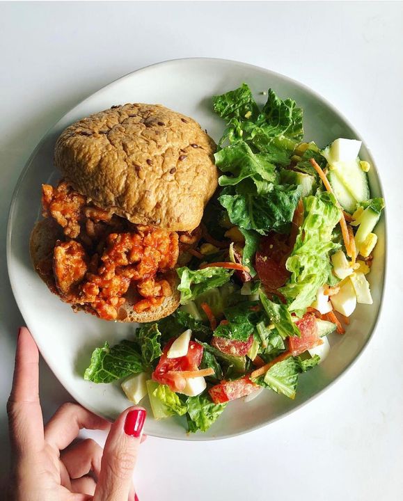 🎶 Sloppy jooooe, slop-sloppy jooooe 🎶 PLEASE tell me you guys know that song! 😆 This healthier sloppy joe recipe is one of my family’s FAVORITES, and there’s never a drop left when they’re done. 👏
.
I serve mine on @bfreefoods gluten-free multigrain rolls, and the rest of the fam has fresh dinner rolls (toasted and sliced in half) from @publix bakery. I also served theirs with leftover fried potatoes (recipe’s a few posts back) and I opted for a crispy side salad. 🥗
.
#whatwentdown :
• 1 lb 93/7 (or 94/6) ground turkey
• 1/3(ish) C @sirkensingtons ketchup
• several dashes of Worcestershire sauce (to taste - I usually add a little more here and there)
• @bfreefoods GF multigrain bun, toasted
• side salad (romaine, matchstick carrots, boiled egg, tomato, cucumber, + a little mix of spicy brown mustard + champagne vinegar
.
Who else grew up on sloppy joes?? 👇
.
#fitncleanmama #comfortfood