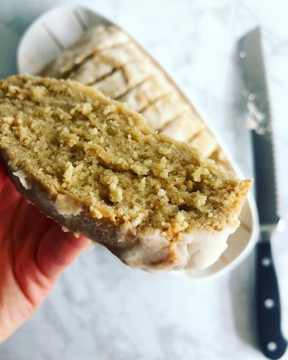 Cake for breakfast? Why the heck not! 🤷‍♀️ Especially when it’s this dairy/gluten/sugar-free ROOT BEER FLOAT CAKE. 🍰
.
 If you’ve tried my Lemon Loaf Cake from my blog (which is the base of this recipe), then YOU KNOW the texture of this cake is spot. on. Perfectly fluffy and (dare I say it?) moist 😝 thanks to the @zevia in the batter and glaze poured over the “poked” cake to allow it to soak it up. I mean, seriously you guys. MAKE IT.
.
#whatwentdown :
• 1.5 C gluten-free flour (I used @bobsredmill)
• 1/2 C @swervesweetie brown sugar substitute (can swap for coconut sugar or another granulated sugar substitute)
• 1.5 tsp baking powder
• pinch of salt
• 1 large egg
• 2 tsp vanilla
• 3/4 C @zevia ginger root (which tasted JUST like root beer without all the sugar 💯)
• 1/3 C melted coconut oil
• optional: 3 scoops collagen to a boost of protein
.
Preheat oven to 350F. In a large bowl, whisk egg + sugar substitute together till combined and smooth. Add vanilla, coconut oil, + Zevia and whisk again till combined. In another bowl, mix together flour, baking powder, + salt. Add to the wet mixture a little at a time and whisk till smooth. (You can add another splash of Zevia if needed to help it along.) Pour into a sprayed or lined loaf pan; tap bottom on the counter to get bubbles out. Bake for 50-55 min or until a toothpick comes out clean. 👌
.
Once done, mix together 1/2 C @lakanto monk fruit powdered sugar, 1 tsp vanilla, + a splash (1-2 tsp) of Zevia till a thick glaze forms. Poke the cake all over with a skewer/knife and then pour glaze all over the cake. Let it set for 5-7 min. 
.
Enjoy, beauties! 🥳
.
#fitncleanmama #letseatcake