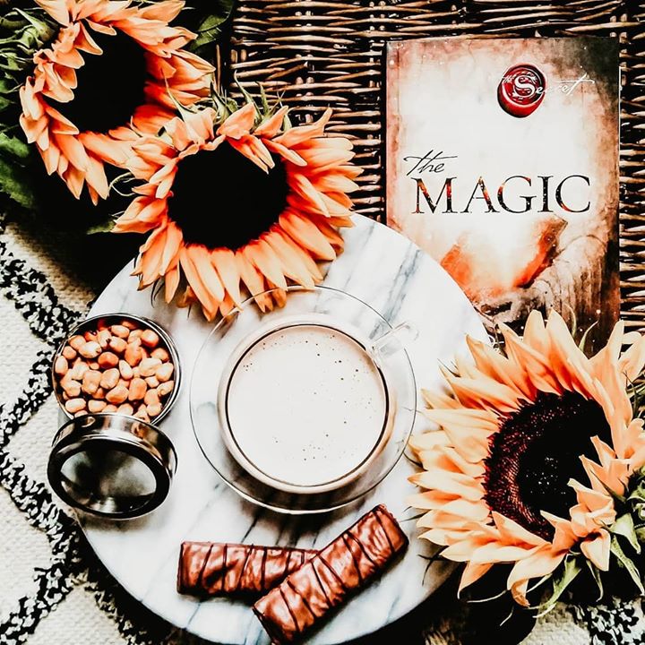 Pottering around on a Saturday afternoon, enjoying a frothy cappuccino amongst fresh sunflowers, sweet and savoury treats...and adding a little 🌟 MAGIC 🌟 on my Insta!!✨🌻📙 ✨