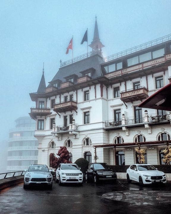 This is the most badass, 007 worthy, picturesque, and prestigious hotel I have ever stayed in. The Dolder Grand, in Zürich, Switzerland 🇨🇭 From the very same entrance into a secretive world of ultra high end luxury, and the vast array of sportscars awaiting their masters, to the warmth of the rooms and the look and feel of the main stairway, you feel during all your stay as if you were living in a Bond villain location planning to take over the world. Oh, did I mention this hotel has their own private jet services? 🛩😱

@thedoldergrand @visitzurich @myswitzerland #explorer #zurich_switzerland #thedoldergrand