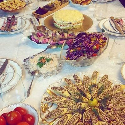 Еда-это не только вкус 🤤, это еще и подача🥳. Накрытый стол должен поднимать аппетит 😍 и приглашать к получению как вкусового😋, так и эстетического🤩 удовольствия. 
А вы чему уделяете больше внимания эстетике или вкусу? 🤔

#gourmetclubaku #tasty #vscoazerbaijan #azerbaijan #baku #instafood #foodpics #foodgasm #foodphotography #foodphotographer #bon_app #show_me_your_food #top_food_of_instagram #food_azerbaijan #foodporn #chef_book #foodphotografy #chefs_battle_show #foodelia  #foodphotos #i_share_your_food #metbexkitchen #bakufood #instaazerbaijan #foodporn #aztagram #chefs247 #top_food_of_instagram