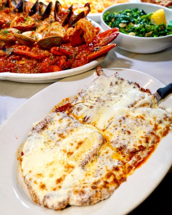 There’s chicken parm, then there’s giant chicken parm bigger than the size of your head from @carminesnyc! Sometimes a good gathering with friends is all you need, so this spot is a staple for that with their tasty homestyle portions 😋