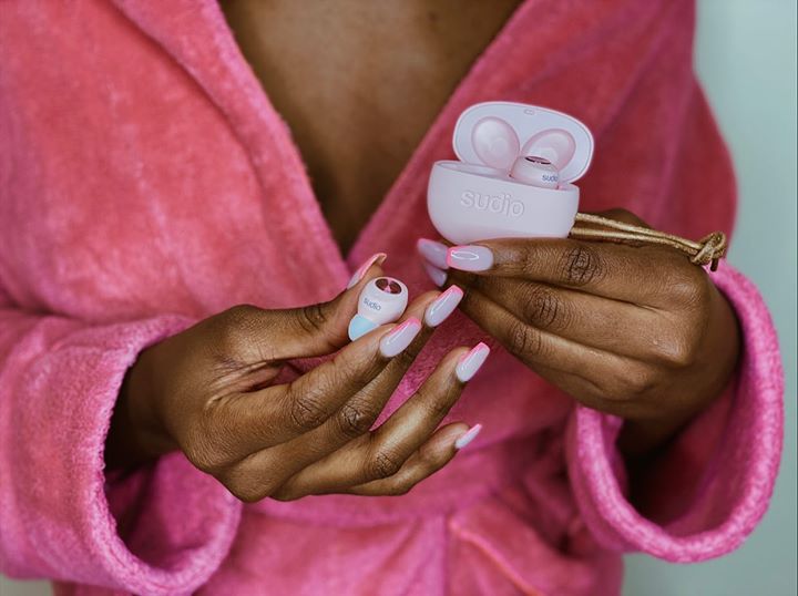 On Wednesday we wear pink 💞.. literally everything including my fave phone accessory.. TOLV 💕

Tolv is the perfect match for any adventure, her sophisticated earbuds hold 7 hours of battery life while the portable case offers 4 additional charges for an astounding 6 days of standby life. #win 
You can get this and more using 15% off code: MAKKYLAWSON and you get a free gift too.. LINK IN MY BIO! .
.
. 
.
.
.
.
.
.
#digitalinfluencer #brandinfluencer  #sudio #makkylawson #sudiomoments #phoneaccessories #airpods 
#brandinfluencer #tolv #contentcreator #pink
#londoninfluencer #influencer #fashioninfluencer #fblogger  #youtuber