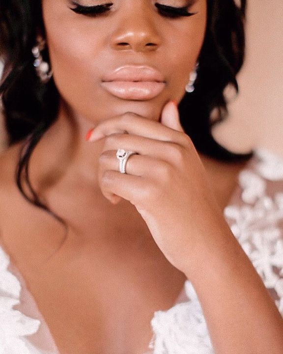 🤎 That Forever kind of G L Ó W 
.
.
We are throwing it back to this gorgeous shoot with the talented @diimages at @cairnwood estate! Our stunning bride was a literal dream with her perfect complexion, features and those LIPS! 😍🙌🏼 
🤍This glam was created by Artist Sam and Stylist Angela! 
.
.
Vendor List: 

.
.
.
#alishanycolemakeupartistry #wedoperfect #getperfectwithus #bridaldream #weddingmakeup #weddingmakeupartist #weddingmakeupideas #glam #bridebeauty #weddingmua #weddinginspiration #weddingphotography #weddinghair #bridalmakeup #bridalhairstyle #bridalfashion #cairnwoodestate #50shadesofbridalwear #weddingmakeuplook #styledshoot #lehighvalleyweddings #adorevendors