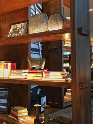 A bookshelf corner that caught my eyes at The Worthington Renaissance Fort Worth Hotel | #MarriotBonvoy Marriott Bonvoy

P.S. There’s a silver horse hidden in this picture. Let’s try to see if you can find it!