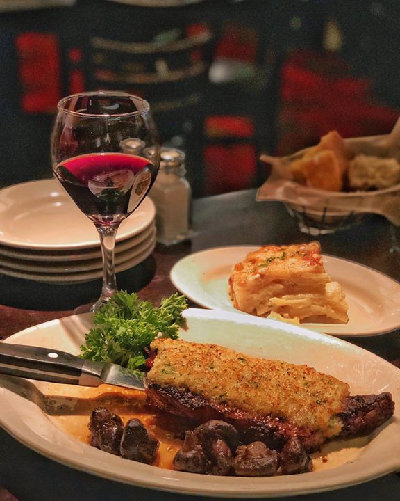 Solid parmesan-crusted New York strip steak with a glass of Amarone wine from Wildfire Chicago as part as their three course tasting menu for #chicagorestaurantweek - sides were mushrooms and their famous potatoes au gratin 👌🏼