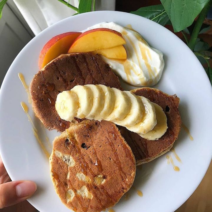 Today morning I just tried this new Chocolate chips banana  pancake ,they are so yummy 😋, can wait to have more 
Here is the recipe for you guys:

Ingredients :
1cup oats powder 
1/2 cup Milk 
3tbsp yogurt (dahi)
1 egg
1 tsp baking powder 
some chocolate chips 
1 banana
cinnamon 

Mash banana add chocolate chips and add remaining ingredients then blend it all  together .Fry on medium heat and flip when brown . topped with Honey 🍯 drizzle ,yogurt and fruit. 

Enjoy it, stay safe stay fit .

#pancakes #tastepancakes
#saraakhan82 #sweetdish
#sweetlover #foodporn
#bloggerlifestyle #influencer
#mumbaiblogger #instapost 
#dubairecipes  #lifestyleblogger 
#bloggerstyle #chocolate #yummy