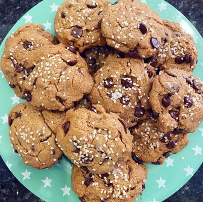 After a long time I bakes Chocolate chips cookies with little sprinkle of sesame seed ,I usually don't bake cookies ,I prefer ready made one ,Then I saw many YouTube videos of cookies ,but let me tell you guys These cookies are gooey and chew in the middle and crunchy on the outside and soft inside  , Will share you Recipe soon 

#chocolatecookies #healthycookies #yummy #cookieslover #saraakhan82 #instapost  #lifestyleblogger
#yummycookies #foodporn #sweetlover 
#chococookies #healthylifestyle #mumbaistagram #bloggerlifestyle 
#influencer #instainflunser #followback  @ Mumbai, Maharashtra