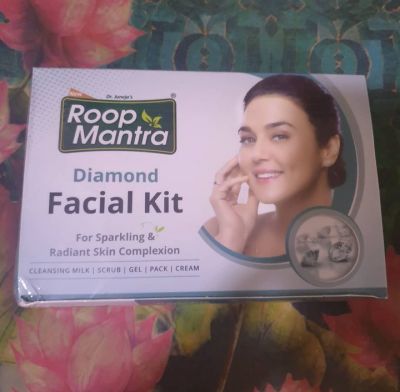 @roopmantra diamond facial kit is very good product for skin care it remove the whole tan my face nd black head give you very good glow,
 Mantra Diamond Facial Kit helps enhance skin glow and moisturizes skin from inside. Regular use of it not only eliminates skin issues but also helps make skin texture soft, supple and radiant.

#roopmantra #facialglow #facialcare #saraakhan82 #glowskin #productreview #beautybloggers #skincareblogger #collaboration 
#lifestyleblogger #mumbaiblogger 
#fashionblogger #instagraminfluencers 
#followme #followback  @ Mumbai, Maharashtra