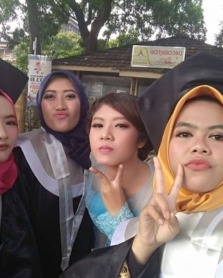 Happy graduation @rereputriwijaya @melaniekasafitri13 @ekasartikaa11 @syafiraaghta Thank you for the 3-year struggle, I hope we are always together. and good luck for your dream. spirit!!! ?
.
.
.
.
.
.
.
.
#graduation #graduation2018? #graduation18 #wisuda #like4likes #girl #bestfriend #goals #likelike #likeforfollow? #likeforcomments #happygraduation #happy