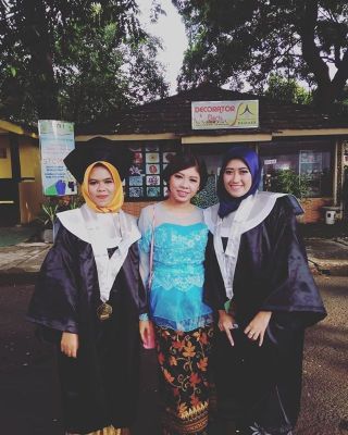 Happy graduation @rereputriwijaya @melaniekasafitri13 @ekasartikaa11 @syafiraaghta Thank you for the 3-year struggle, I hope we are always together. and good luck for your dream. spirit!!! ?
.
.
.
.
.
.
.
.
#graduation #graduation2018? #graduation18 #wisuda #like4likes #girl #bestfriend #goals #likelike #likeforfollow? #likeforcomments #happygraduation #happy